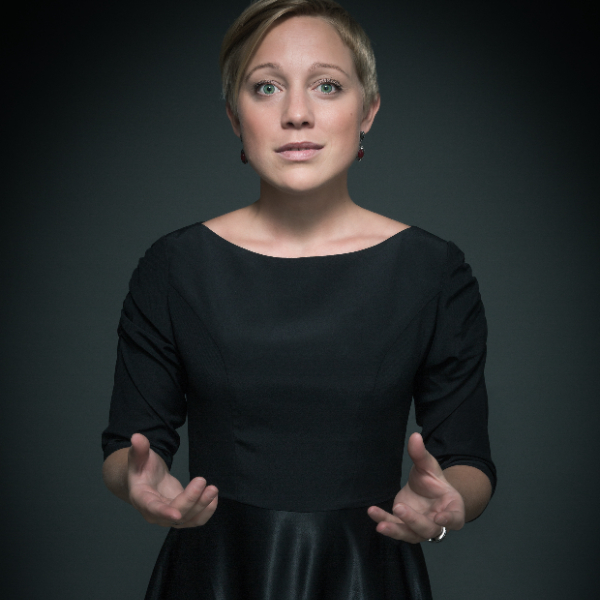Evelyn Ruzicka singt Edith Piaf