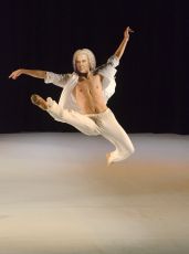 Bachtanzt -  &copy; Max Moser