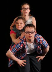 Über'n Zaun schaun -  &copy; Markus Hippmann