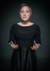 Evelyn Ruzicka singt Edith Piaf -  &copy; Grausam