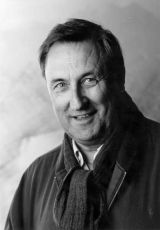 Teddy Podgorski und Bela Koreny -1 - BEI UNS, BEI DE WEISSnTeddy Podgorski erz&auml;hlt Pointen aus &Ouml;sterreichmusikalisch unterst&uuml;tzt von Bela Koreny &copy; akzent.at