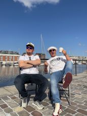 Männer die aufs Wasser starren -  &copy; Archiv Theater Akzent