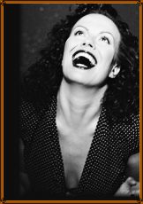 Kerstin Heiles singt Edith Piaf -  &copy; Archiv Theater Akzent