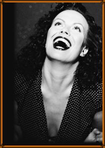 Kerstin Heiles singt Edith Piaf - © Archiv Theater Akzent Kerstin Heiles singt Edith Piaf - © Archiv Theater Akzent